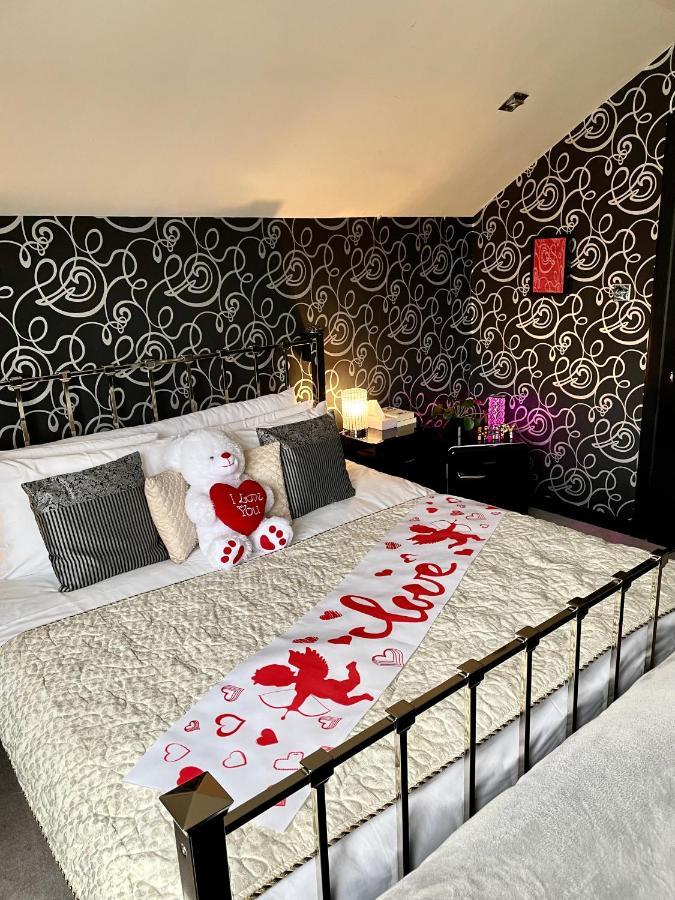 Finn Village - Loch Lomond Villa B&B - Black Room With Jacuzzi-Style Bath Глазгоу Екстериор снимка