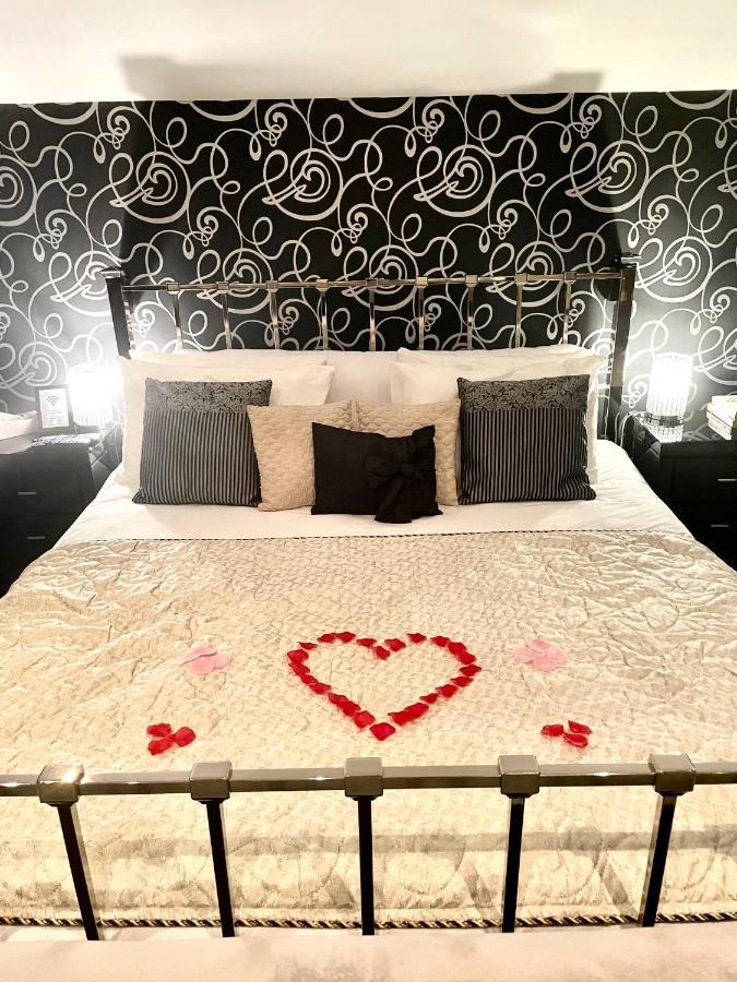 Finn Village - Loch Lomond Villa B&B - Black Room With Jacuzzi-Style Bath Глазгоу Екстериор снимка